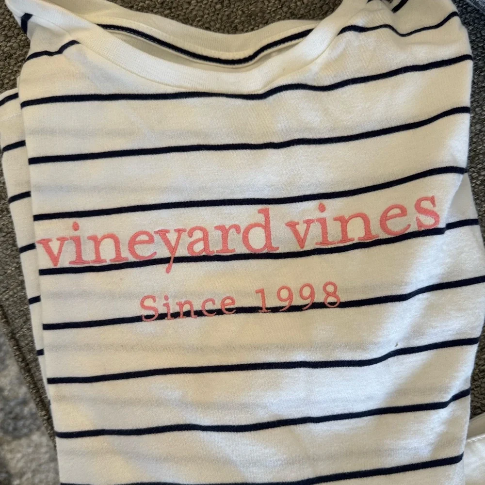 EUC Vineyard Vines Women’s White/Navy Striped Tee w Pink Logo Fun Beach Preppy - Picture 11 of 13